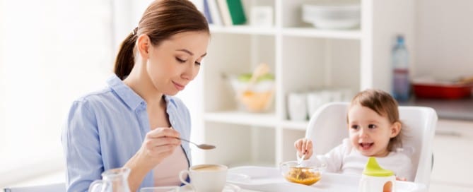 bebe-petit-dejeuner