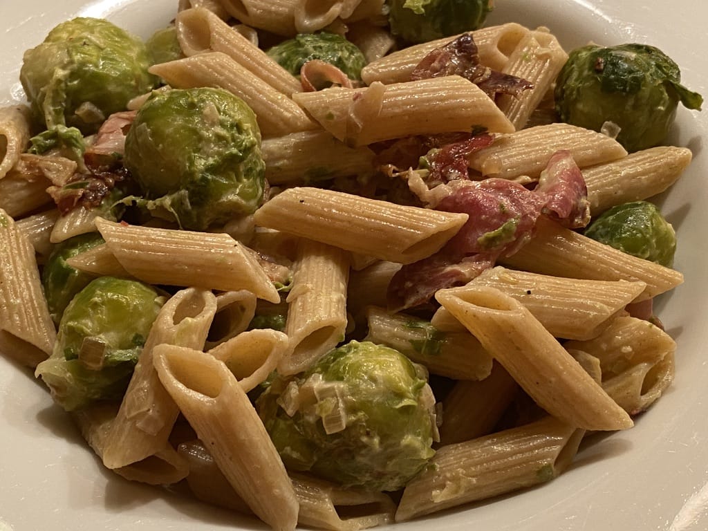 Penne aux choux de Bruxelles et pancetta