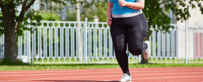 Femme obèse qui court